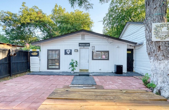 Downtown San Antonio Timber Loft, 2 bedroom, AC, WiFi, Private Parking !
