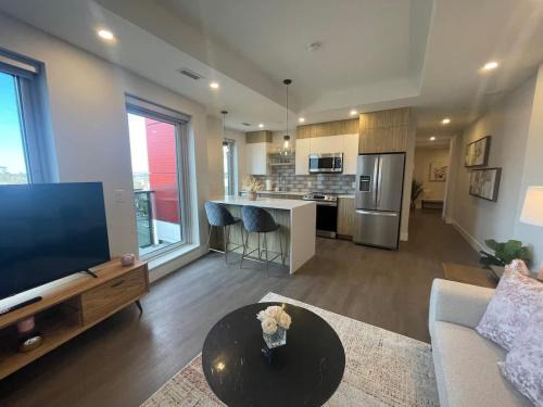 Downtown Spotless 2 Bed 2 Bath with 6 appliances