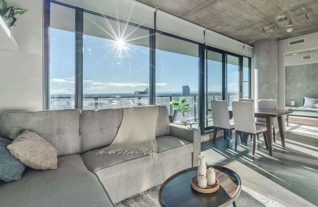 Downtown Sunny Highrise Corner Condo Sleeps 7