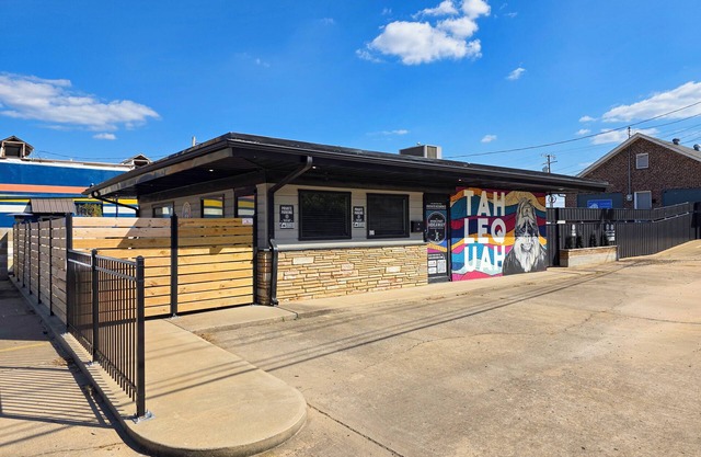 Downtown Tahlequah! Amazing Patio, Walkable to Restaurants/Bars, Wi-Fi +n