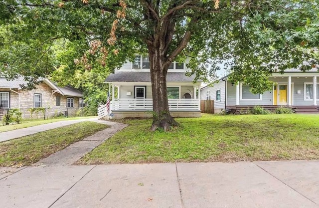 Downtown Tulsa Home - The Blue Cheyenne. Large Backyard with Hot Tub!