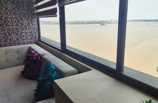 Dpt. overlooking the Guayas River with work area in Puerto Santana