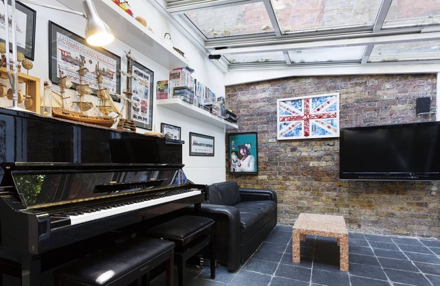 Drayson Mews House, by Veeve