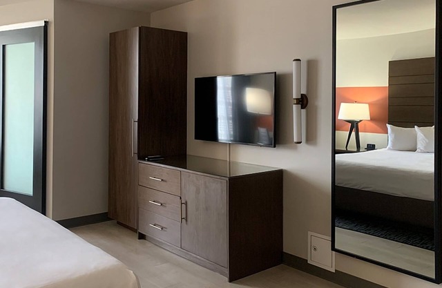 Dream Vacation! 3 Classy Units, Pool, Free Parking, High Floor w/a View