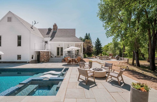 Dreamy 5 -bedroom farmhouse close to everything