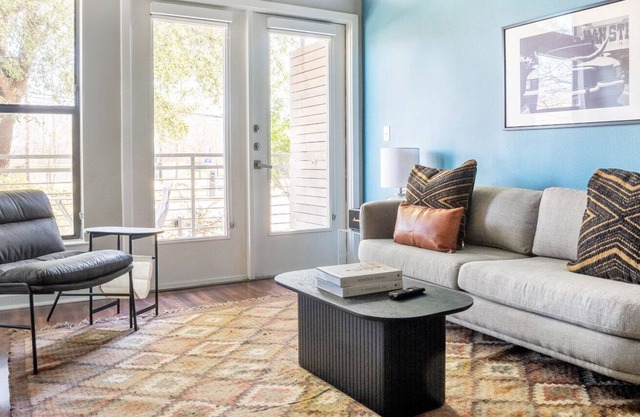 Dreamy Barton Springs 1BR w/ Gym, Pool & W/D, nr Zilker, by Blueground