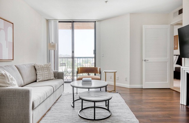 Dreamy Hollywood 1BR w/Pool, walk to metro, restaurants, by Blueground