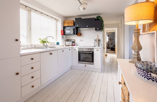 Driftwood : Pet‑Friendly Seaside Home in Rhosneigr | Managed by Anglesey Holiday Lettings