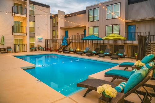 DT DFW Chic Free Parking and Pool In Medical District