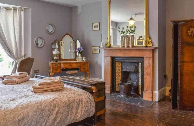 DUKE OF WELLINGTON HQ - Historical High Street 3 floor Townhouse Apartment