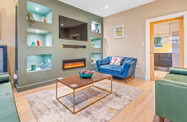 Dunfermline 3-Bed | Parking | Sleeps 4-6