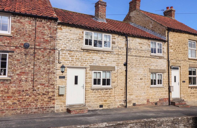 DUNNING, THE MOUNT, pet friendly, character holiday cottage in York