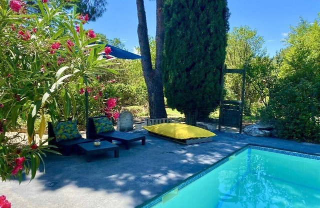 Duplex and guest rooms in superb Provencal estate, garden, swimming pool.