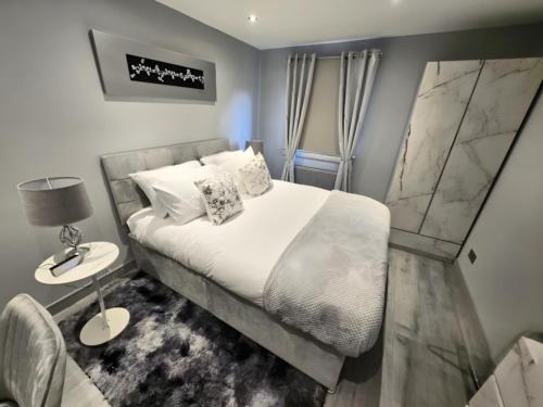 DYNASTAYS- Stylish Seaside Home- Adults Only, Dog Friendly, Garden & Parking