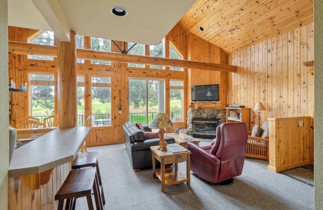 Eagle Crest, Cozy 3-bedroom cabin with Hot Tub and Dog Friendly