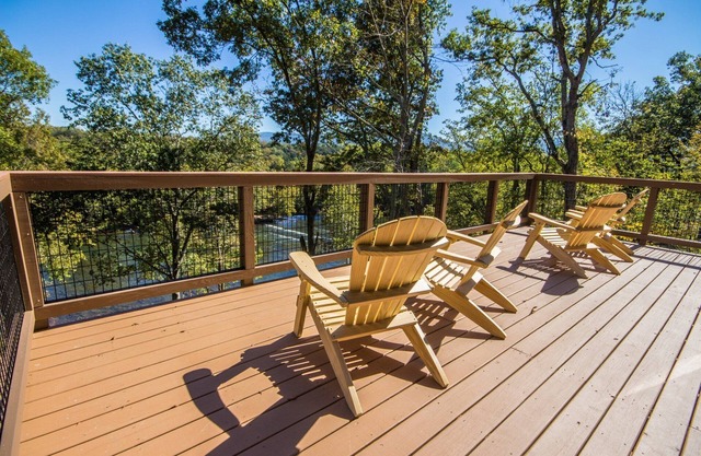 Eagle's Nest- A pet friendly cabin on the river!
