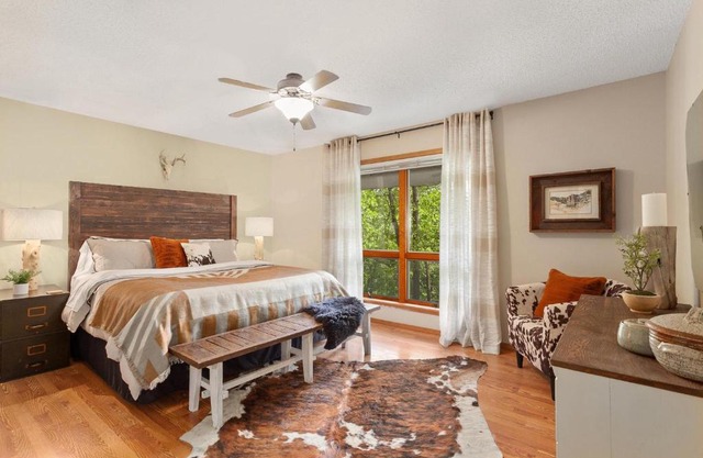 Eagles Landing - Cozy Cabin in the Woods - Walkable to Lake!