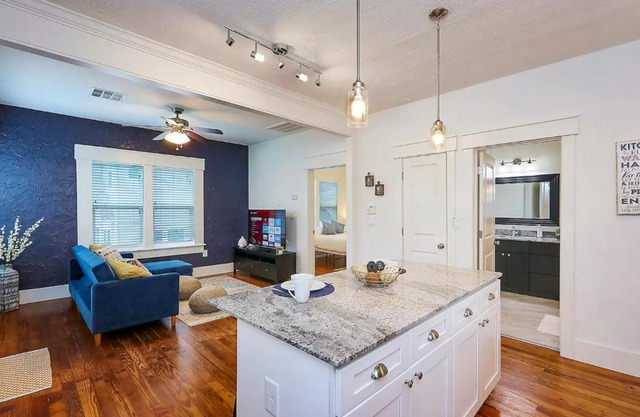 East Downtown Private Restored Historic Apartment