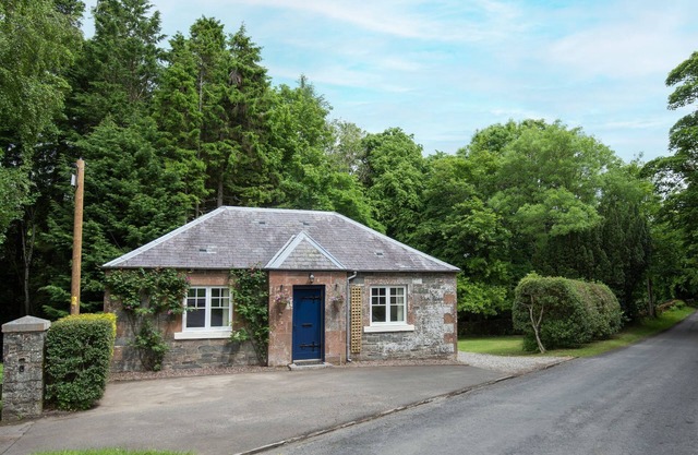 EAST LODGE, ASHIESTIEL- sleeps 4 by the River Tweed near Selkirk and Galashiels