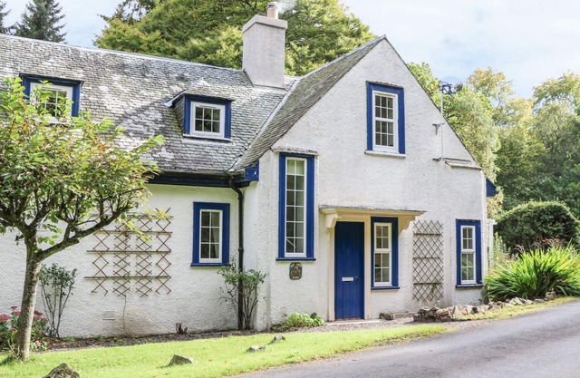 EAST LODGE, pet friendly, with open fire in Walkerburn