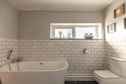 EASTCOTE FARM - Spacious 5-Bed Home with Views, Garden & Playroom