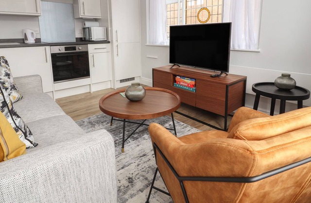 EASTGATE, pet friendly, character holiday cottage in Chester