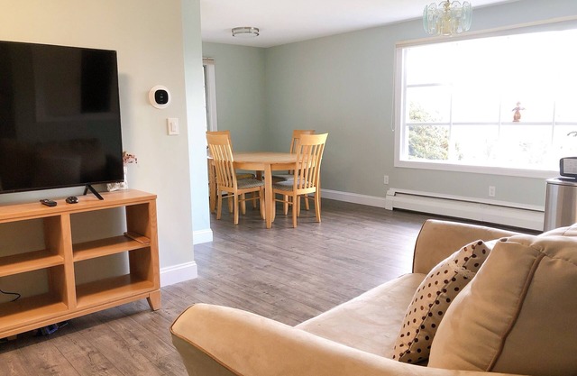 Easy access! 1br, 5 min walk to T train, easy access to Highway