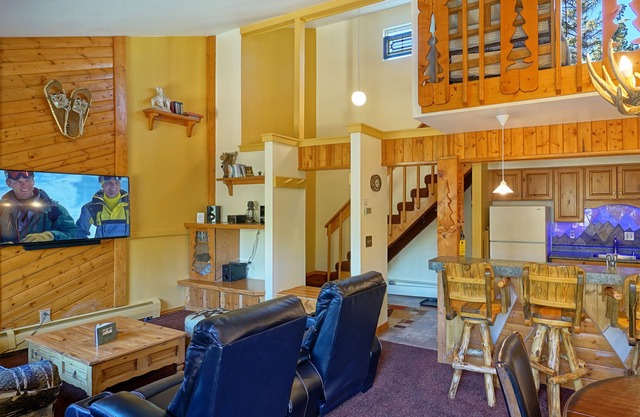 Easy Walk to Ski Lifts and Downtown Breckenridge -Lg Loft Unit