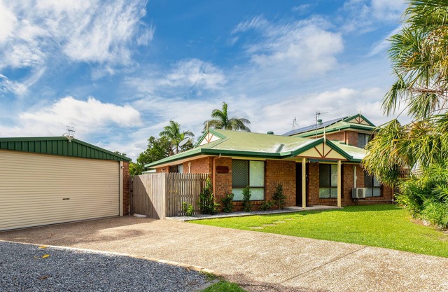 Easy walk to the foreshore and central to all that Tin Can Bay has to offer!