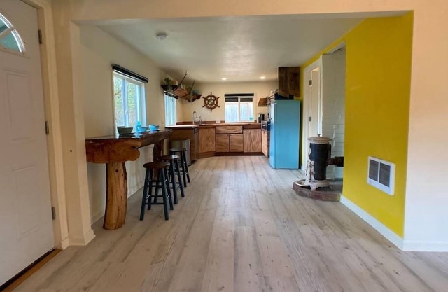 Eclectic cabin w/garden&hot soak tub near taproom&park. Pet Friendly!