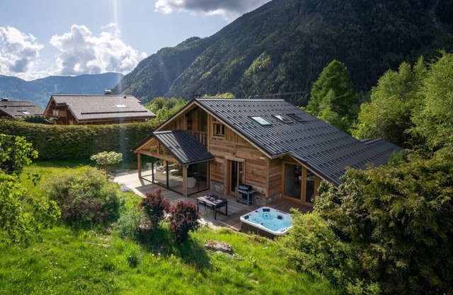 Eden - Chalet Spacieux | Views | Jacuzzi | Fireplace | BBQ