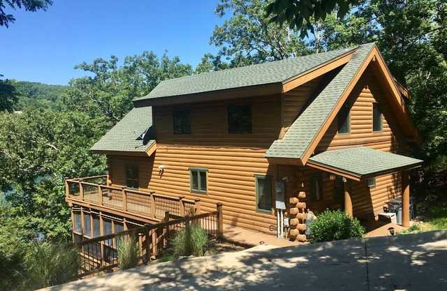 Edgewater Lodge - Luxury Waterfront 4BR Log Cabin on Beaver Lake secluded cove!