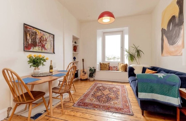 Edinburgh Castle Views! Stylish 2BD Flat, Sleeps 4