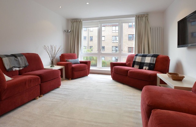 Edinburgh Meadows - Contemporary 3 bed Apartment (with nearby car parkin
