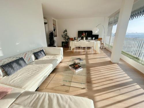 EIFFEL TOWER SEINE RIVER VIEW PARIS 88 square meters