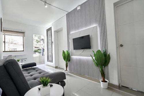 El Poblado 4 Bedrooms 2 Baths Private Terrace