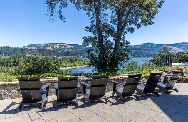 Elegance Overlooking Columbia River, Hot Tub, Bocce Ball