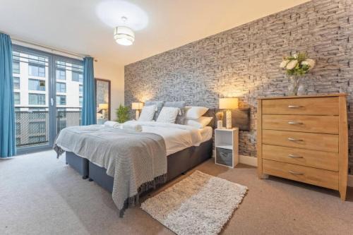 Elegant 1-Bedroom Flat with Balcony, Complimentary Parking, High-Speed WiFi, Ideal for Families and Groups