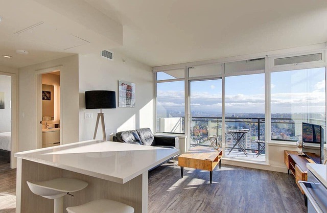 Elegant 1BR Apt with Skyline Views near Metropolis