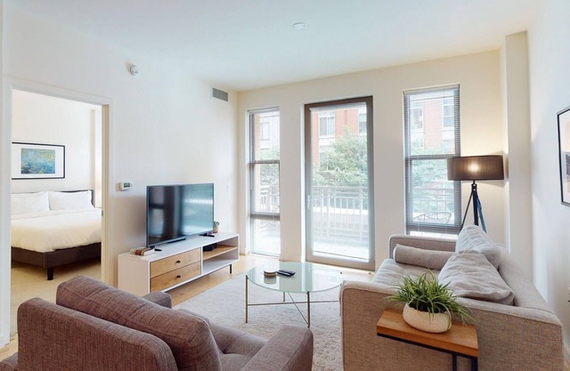 Elegant 1BR in Arlington near Metro, Gym + Pool