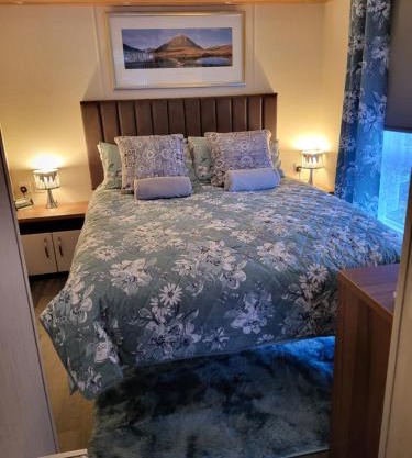 Elegant 2 Bedroom En-Suite Caravan with Bathtub near Edinburgh Seton Sands Holiday Village