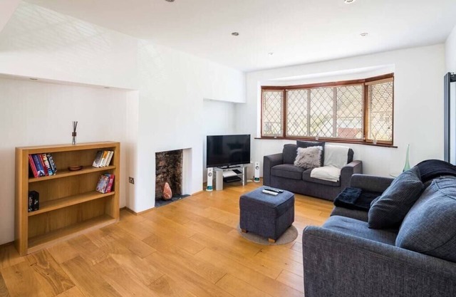 Elegant 2BD House with Garden and Decked Patio