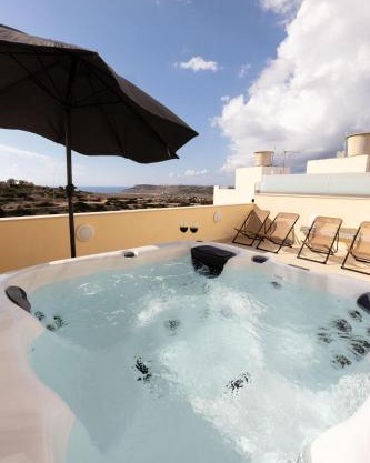 Elegant 3-bed House W Jacuzzi, Sea Views & Lift