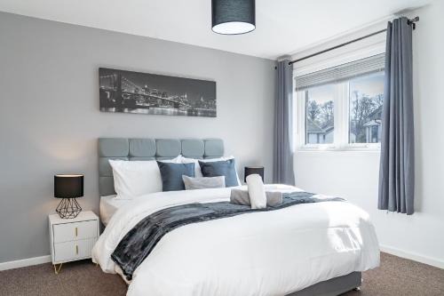 Elegant 3BR Home, City Centre and Free Parking