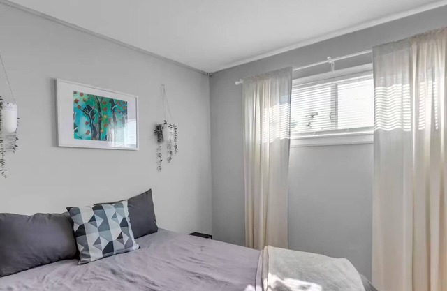 Elegant 3BR Retreat: Comfort, Style Prime Location