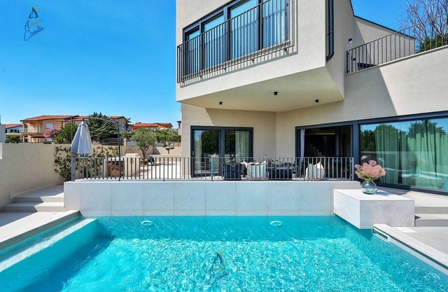 Elegant 4-BR Villa with Hydromassage Pool, Close to Beaches