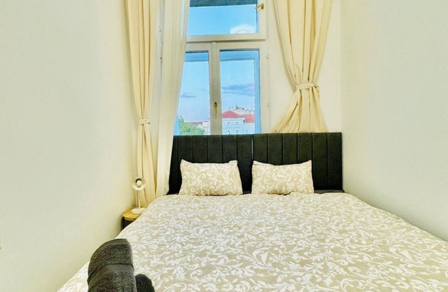 Elegant 4BR Apt, Prime Location Near Westbahnhof