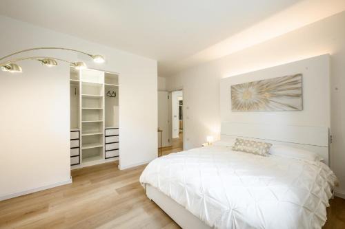 Elegant Apartment - Free WiFi, Private Parking & Air Conditioning