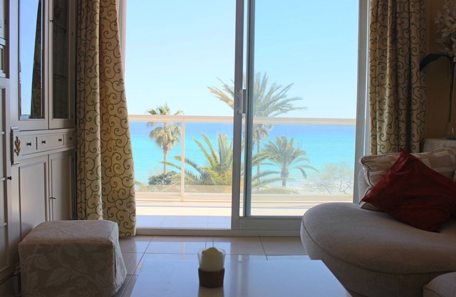 Elegant apartment in the first line of the sea and the beach of Cala Millor