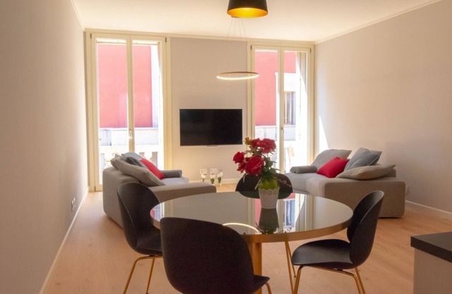 Elegant apt of 130 sqm located on the second floor of a building without a lift (stairs), can accommodate up to 4 people.The accommodation is located in the historic center of Vicenza (Restricted Traffic Area), a few steps from the Palladian Basilica and
